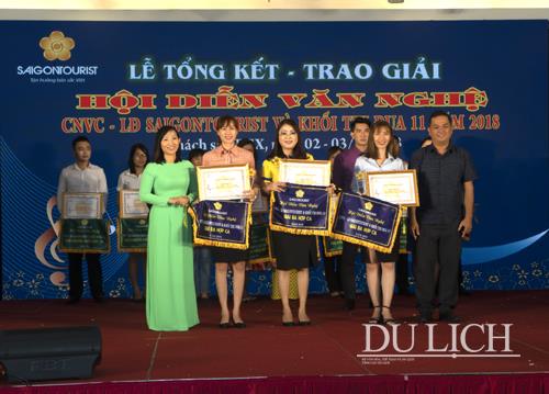 Bí thư Đoàn thanh niên Saigontourist, Phó Ban tổ chức hội diễn Lê Thị Ngọc Quyên trao giải cho các đơn vị